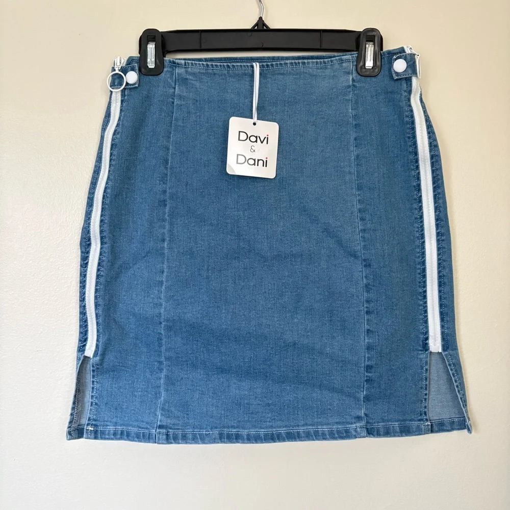 DAVI & DANI Denim Mini Skirt Size Medium - Picture 1 of 10